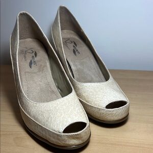 Source Unknown Cream Peep-Toe Heels
